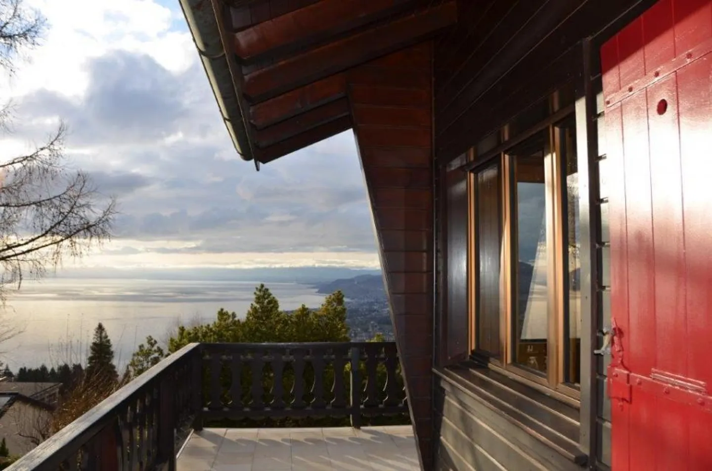Sehr schönes Chalet mit außergewöhnlichem Blick auf den See - Foto 1 von 13