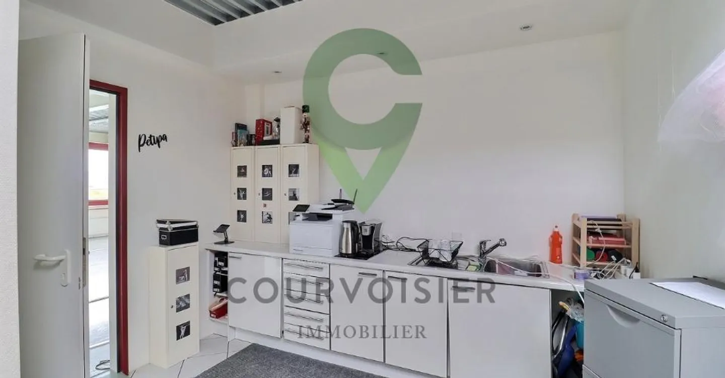 Bright, modular space perfect for a co-working area - Photo 11 of 13