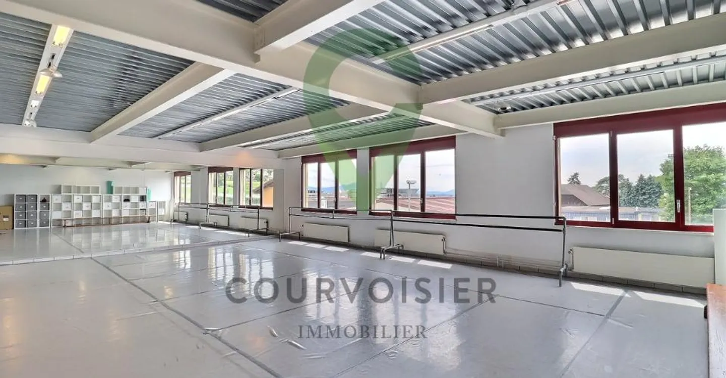 Bright, modular space perfect for a co-working area - Photo 3 of 13