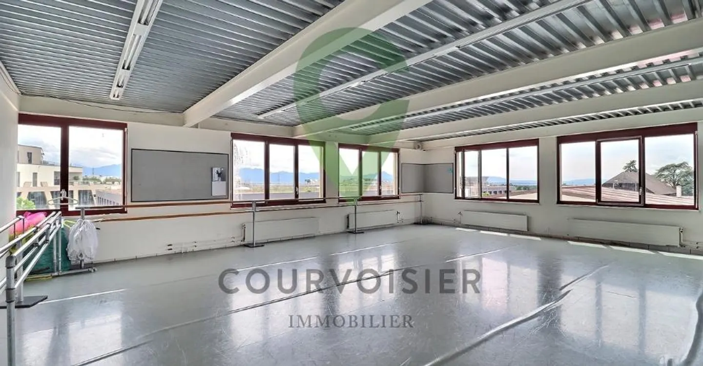 Bright, modular space perfect for a co-working area - Photo 7 of 13