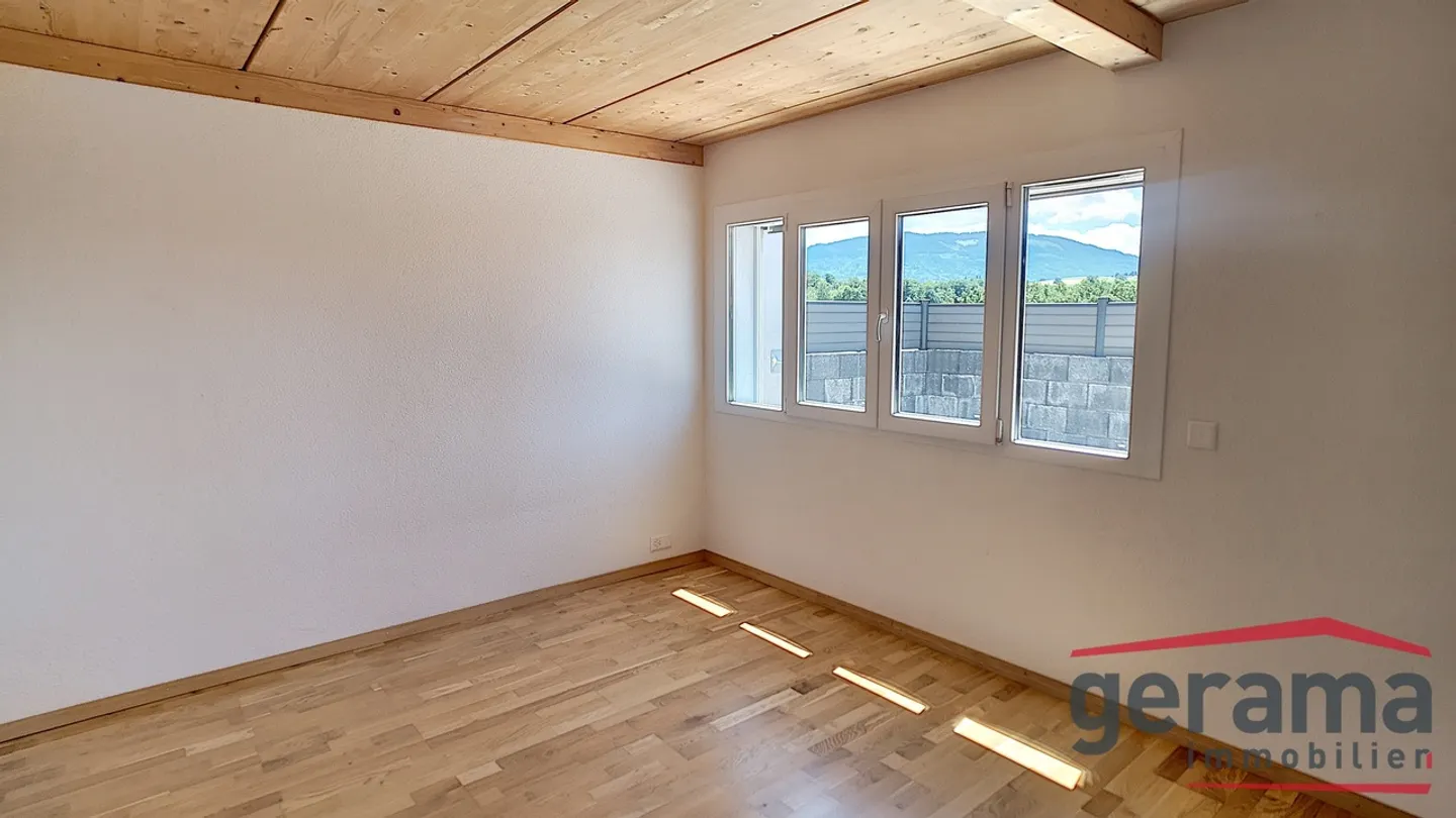 Familienvilla mit 3 Wohnungen und Gemeinschaftspool - Foto 28 von 36