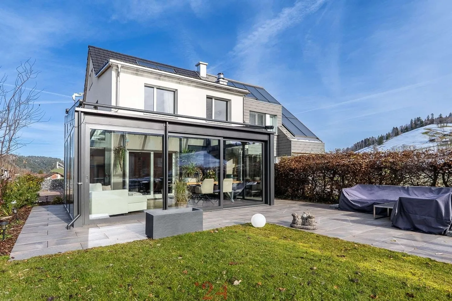 Casa bifamiliare ben curata con giardino d'inverno e vista sul paesaggio alpino di Einsiedeln - Foto 1 di 13