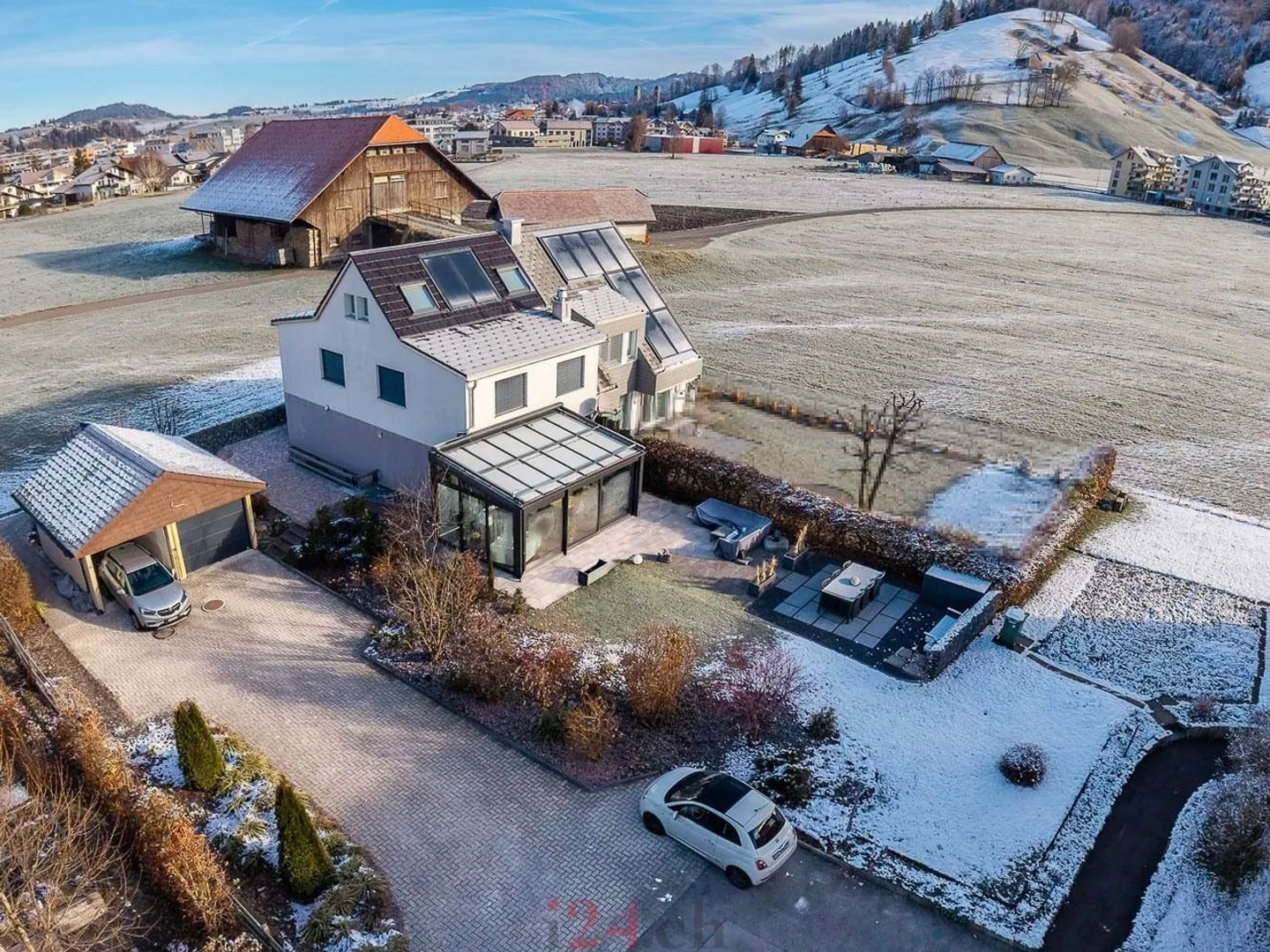 Casa bifamiliare ben curata con giardino d'inverno e vista sul paesaggio alpino di Einsiedeln - Foto 2 di 13