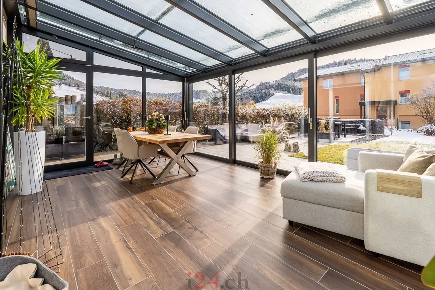 Casa bifamiliare ben curata con giardino d'inverno e vista sul paesaggio alpino di Einsiedeln - Foto 6 di 13