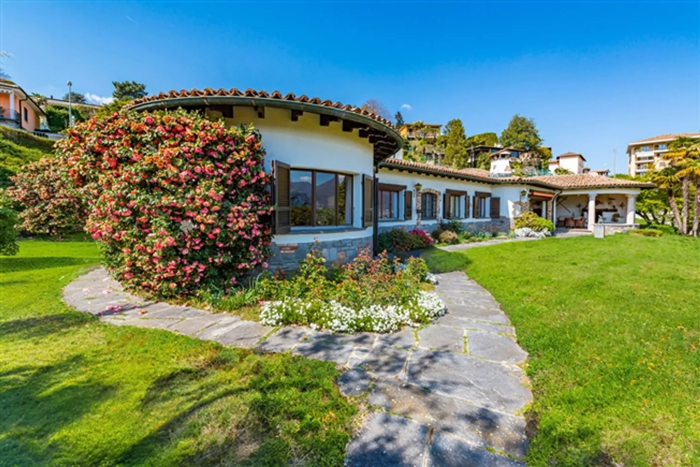 Elegante villa mediterranea con vista lago - Foto 1 di 7