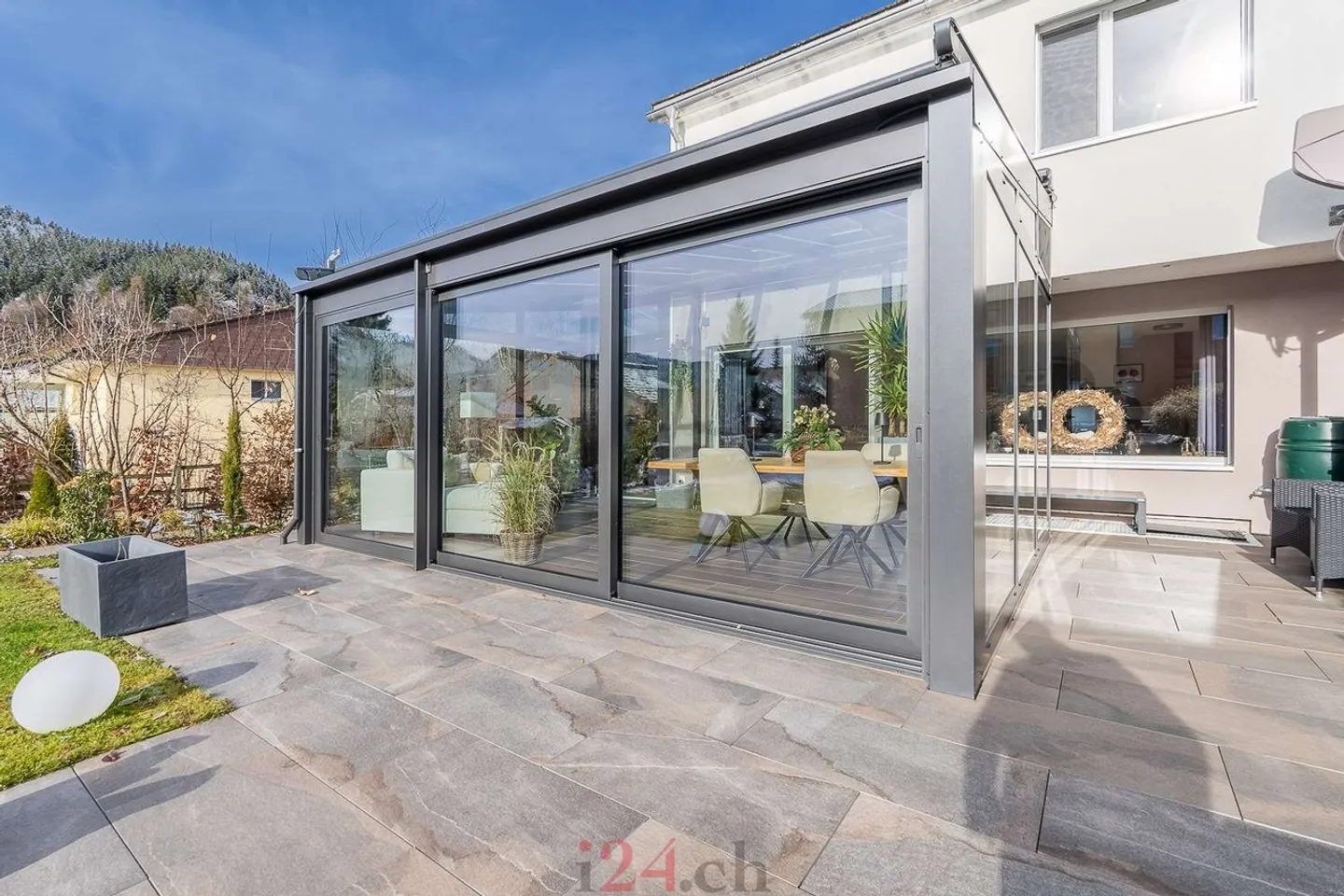 Casa bifamiliare ben curata con giardino d'inverno e vista sul paesaggio alpino di Einsiedeln - Foto 7 di 13