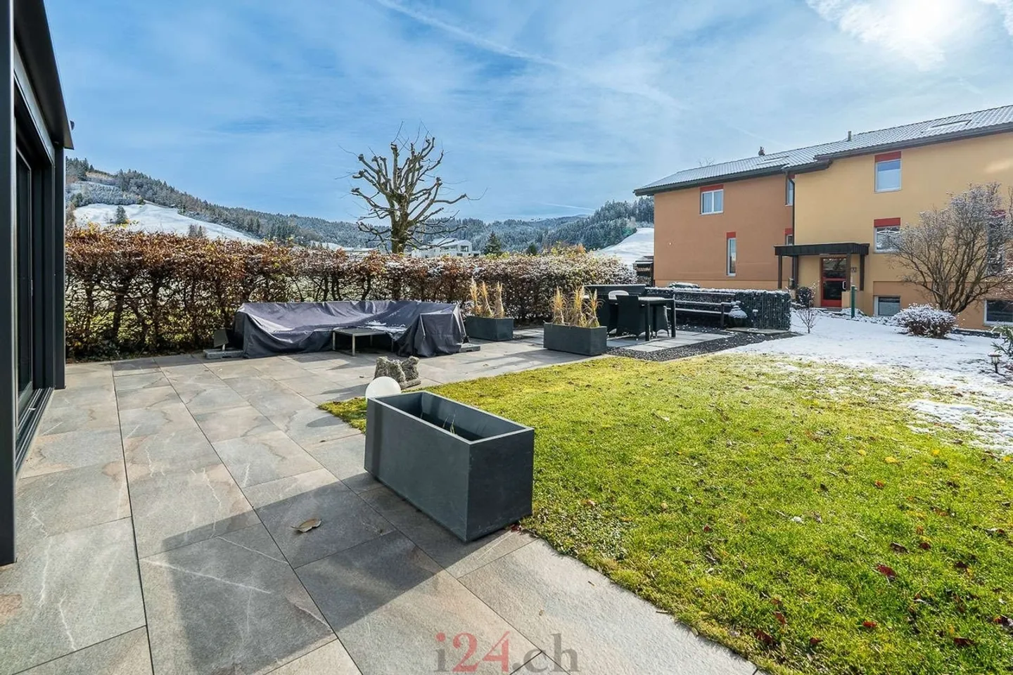 Casa bifamiliare ben curata con giardino d'inverno e vista sul paesaggio alpino di Einsiedeln - Foto 8 di 13