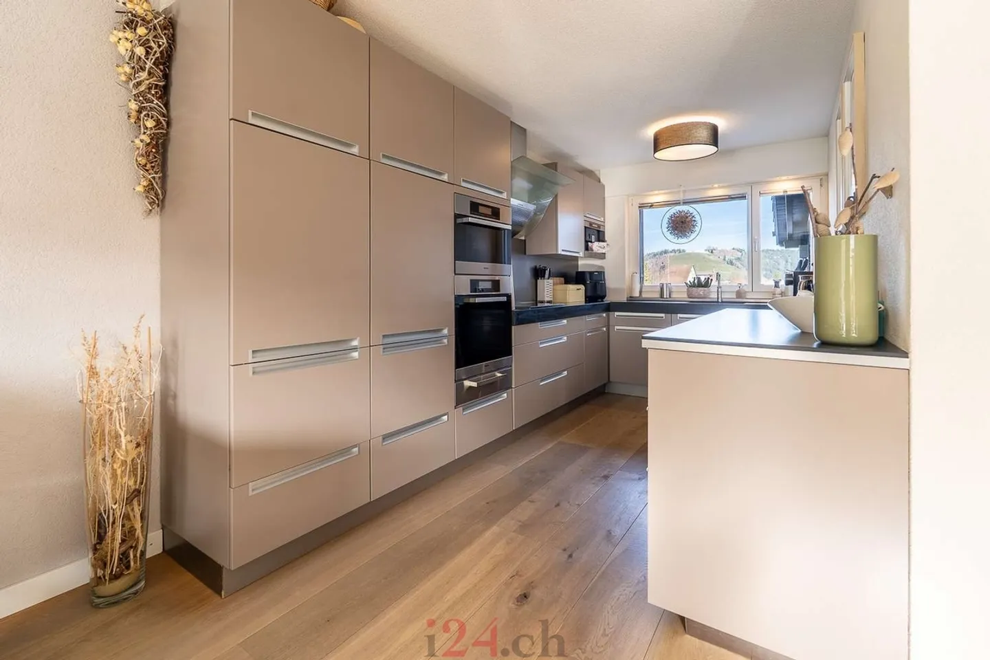 Casa bifamiliare ben curata con giardino d'inverno e vista sul paesaggio alpino di Einsiedeln - Foto 5 di 13