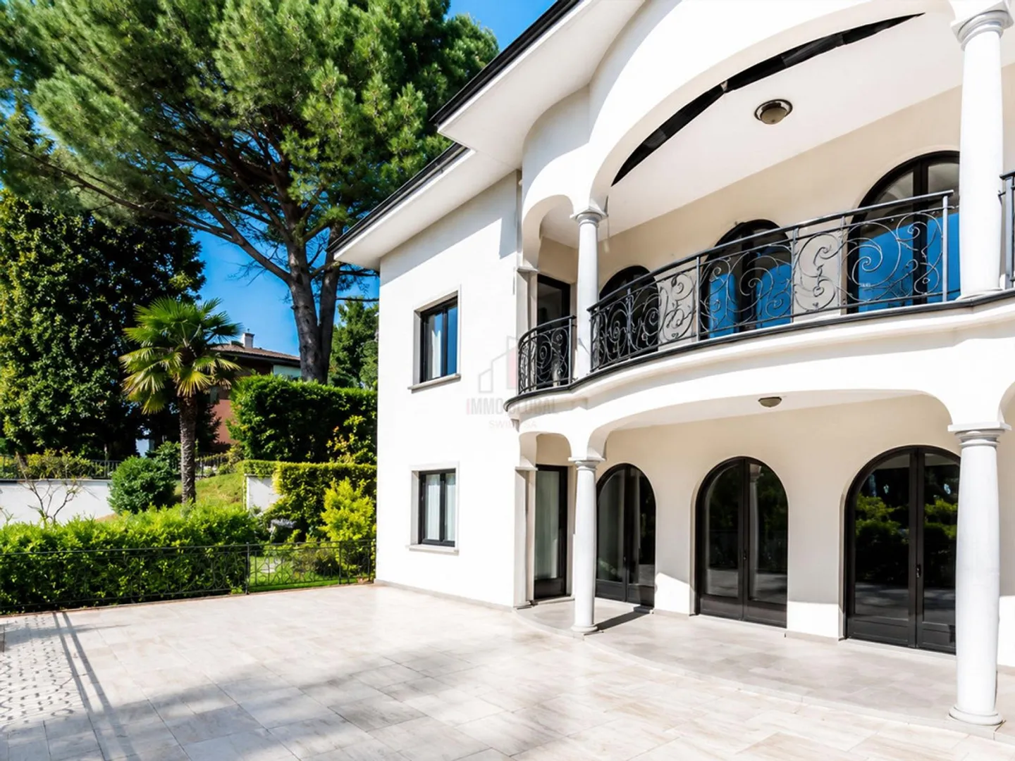 Prestigious property with pool and garden - Photo 2 of 13
