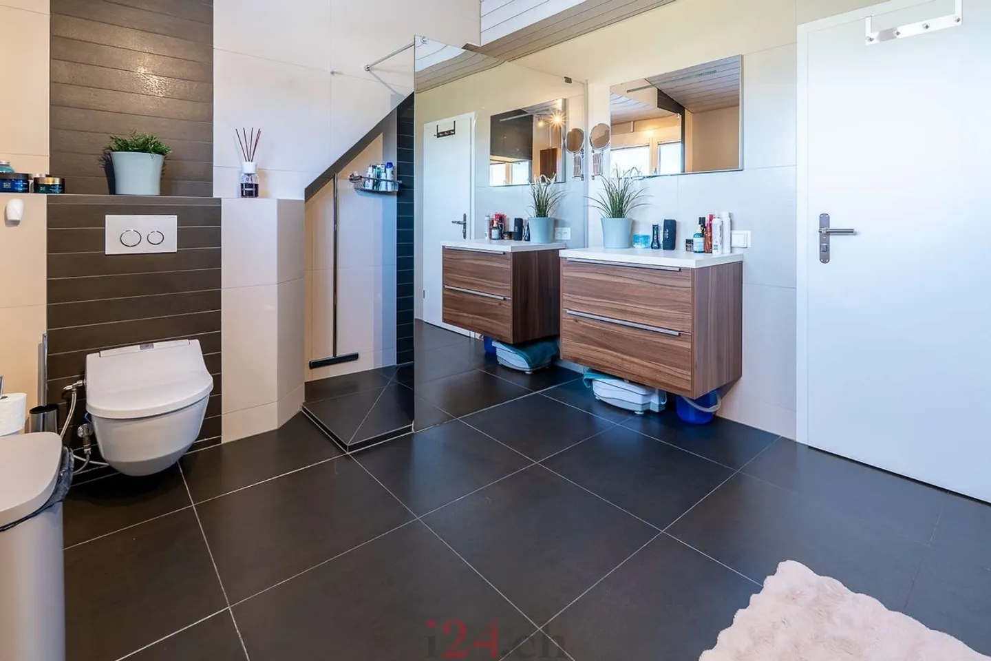 Casa bifamiliare ben curata con giardino d'inverno e vista sul paesaggio alpino di Einsiedeln - Foto 12 di 13