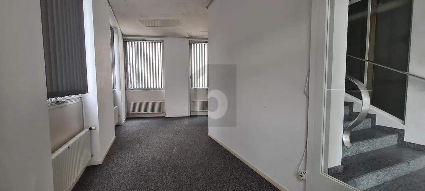 Espace de Bureau Central et Lumineux - Photo 2 sur 3