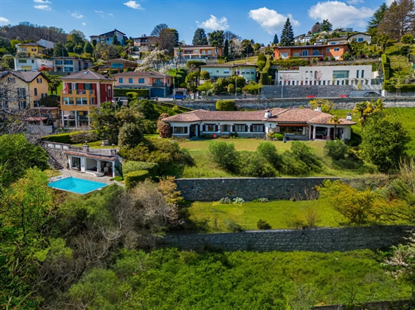 Elegante villa mediterranea con vista lago - Foto 2 di 7