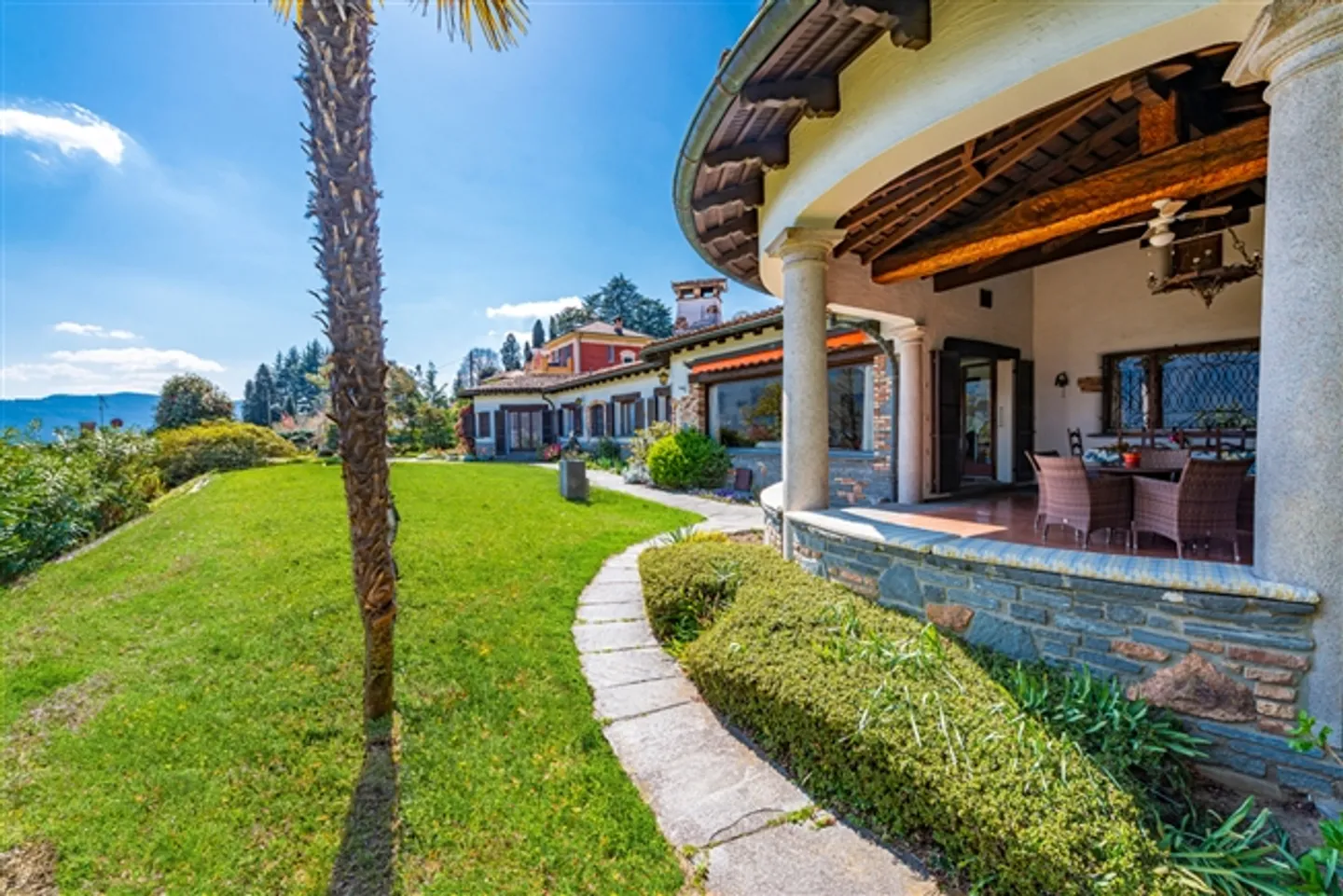 Elegante villa mediterranea con vista lago - Foto 4 di 7