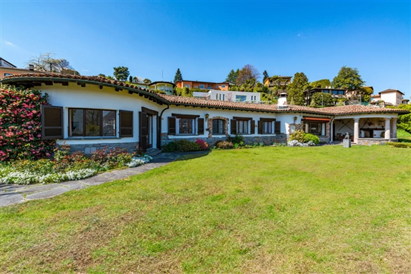 Elegante villa mediterranea con vista lago - Foto 3 di 7