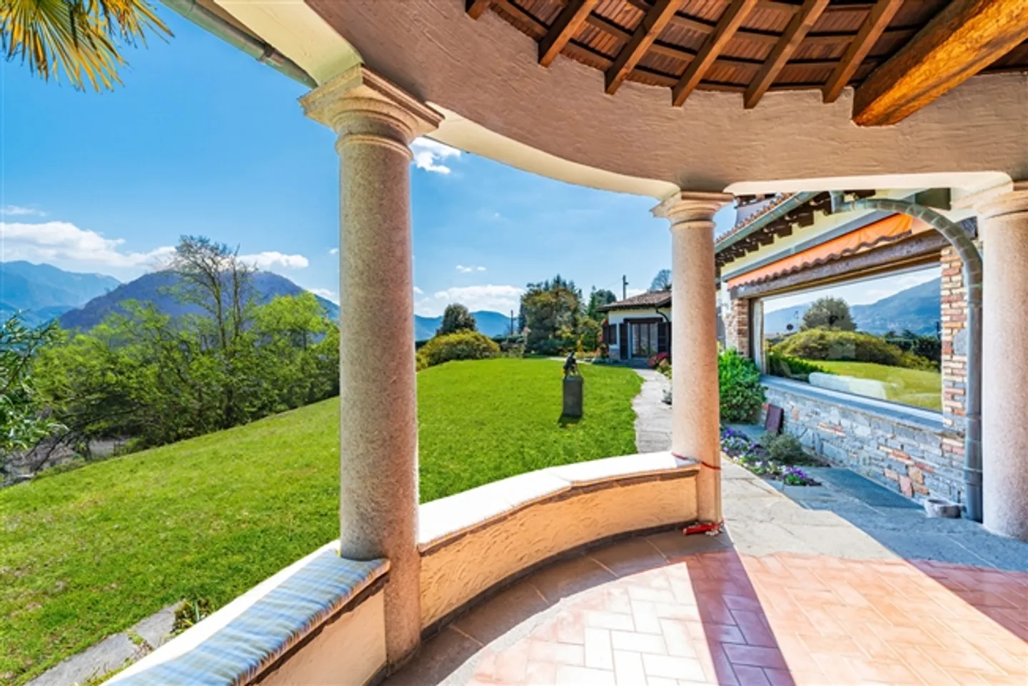 Elegante villa mediterranea con vista lago - Foto 5 di 7