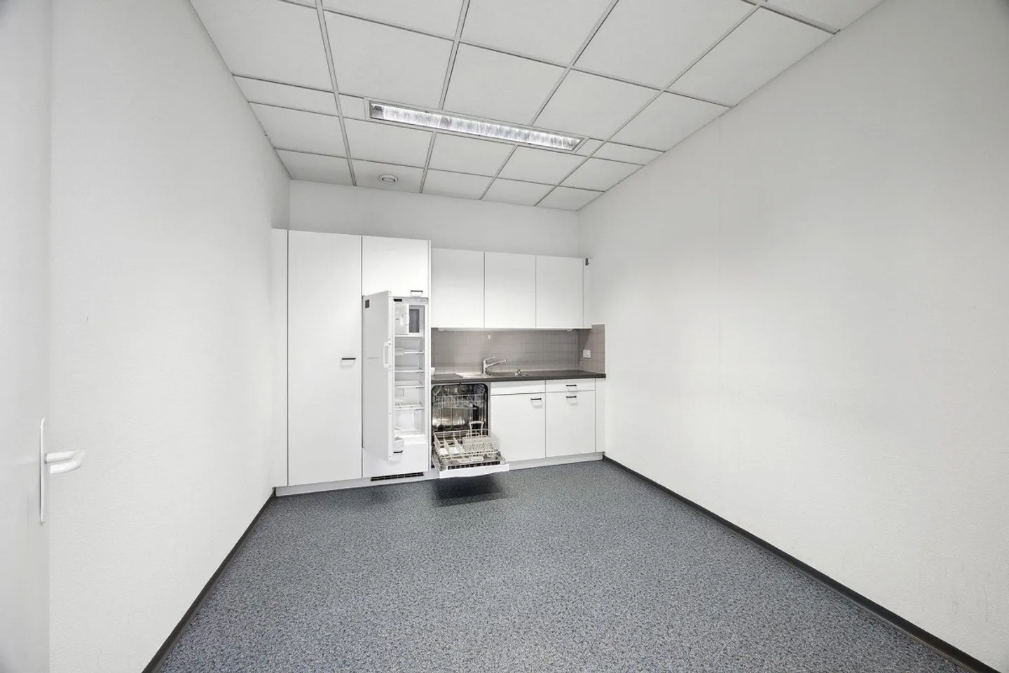 Trasferisciti, inizia, sentiti bene: ufficio singolo completamente attrezzato con cucina condivisa ti aspetta! - Foto 3 di 5