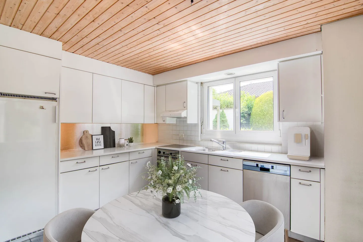 Maison individuelle de 6,5 pièces située au calme à Meikirch avec intimité et espace pour plusieurs véhicules - Photo 7 sur 34