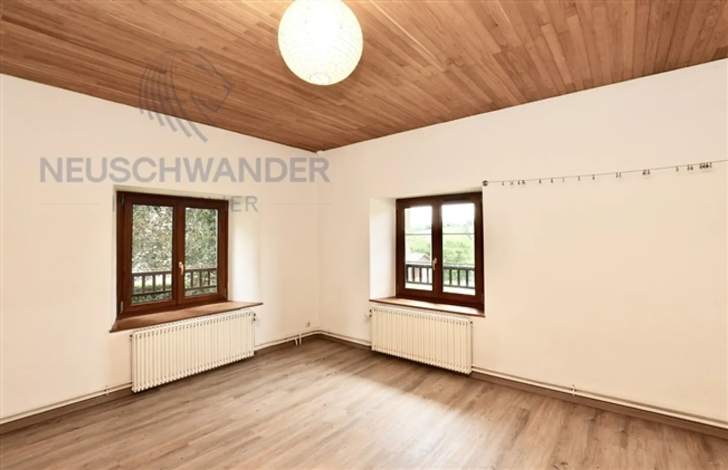 Base price CHF 200,000 Saturday, October 25 from 1:30 PM - Photo 13 of 13