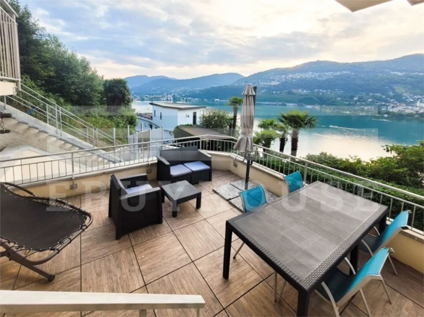 Attico raffinato con terrazza sul tetto e vista lago - Foto 6 di 9