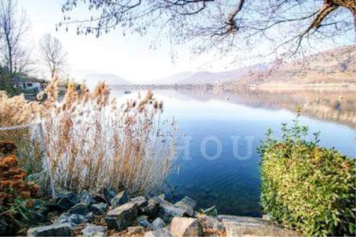 Attico raffinato con terrazza sul tetto e vista lago - Foto 7 di 9