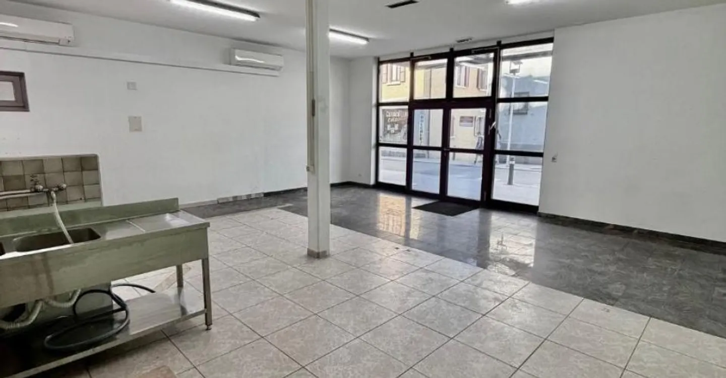 Commercial space with showcase in the heart of Riddes - Photo 1 of 7