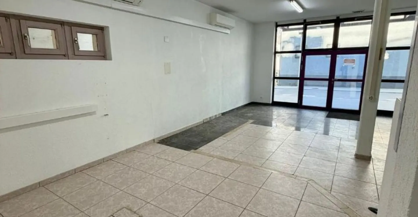Commercial space with showcase in the heart of Riddes - Photo 2 of 7
