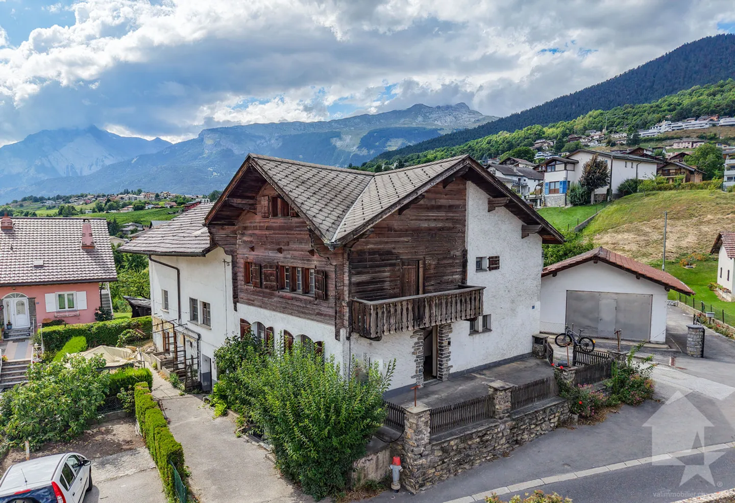 Dorfhaus mit angrenzendem Stall und Garagen - Foto 1 von 13