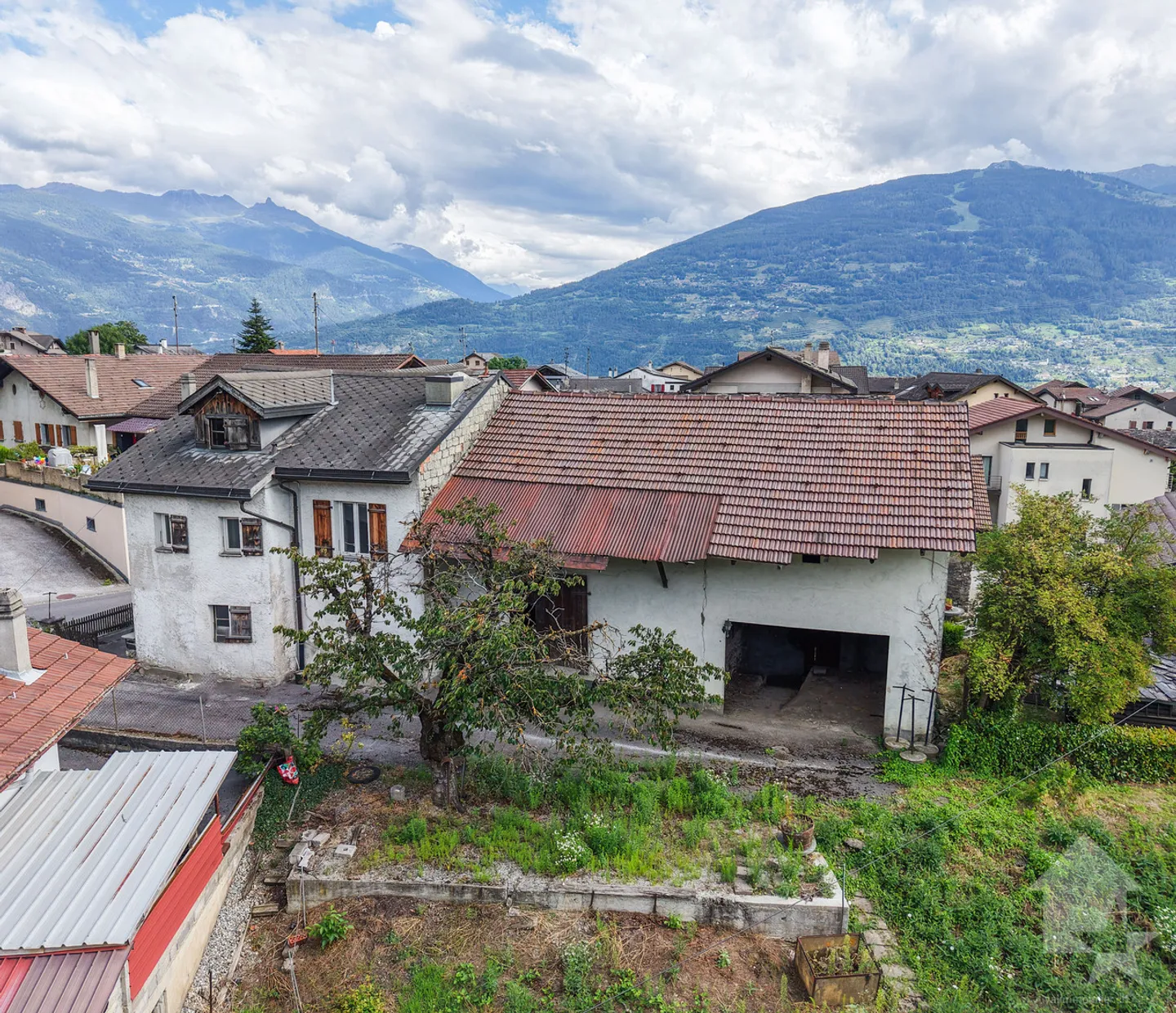Dorfhaus mit angrenzendem Stall und Garagen - Foto 3 von 13