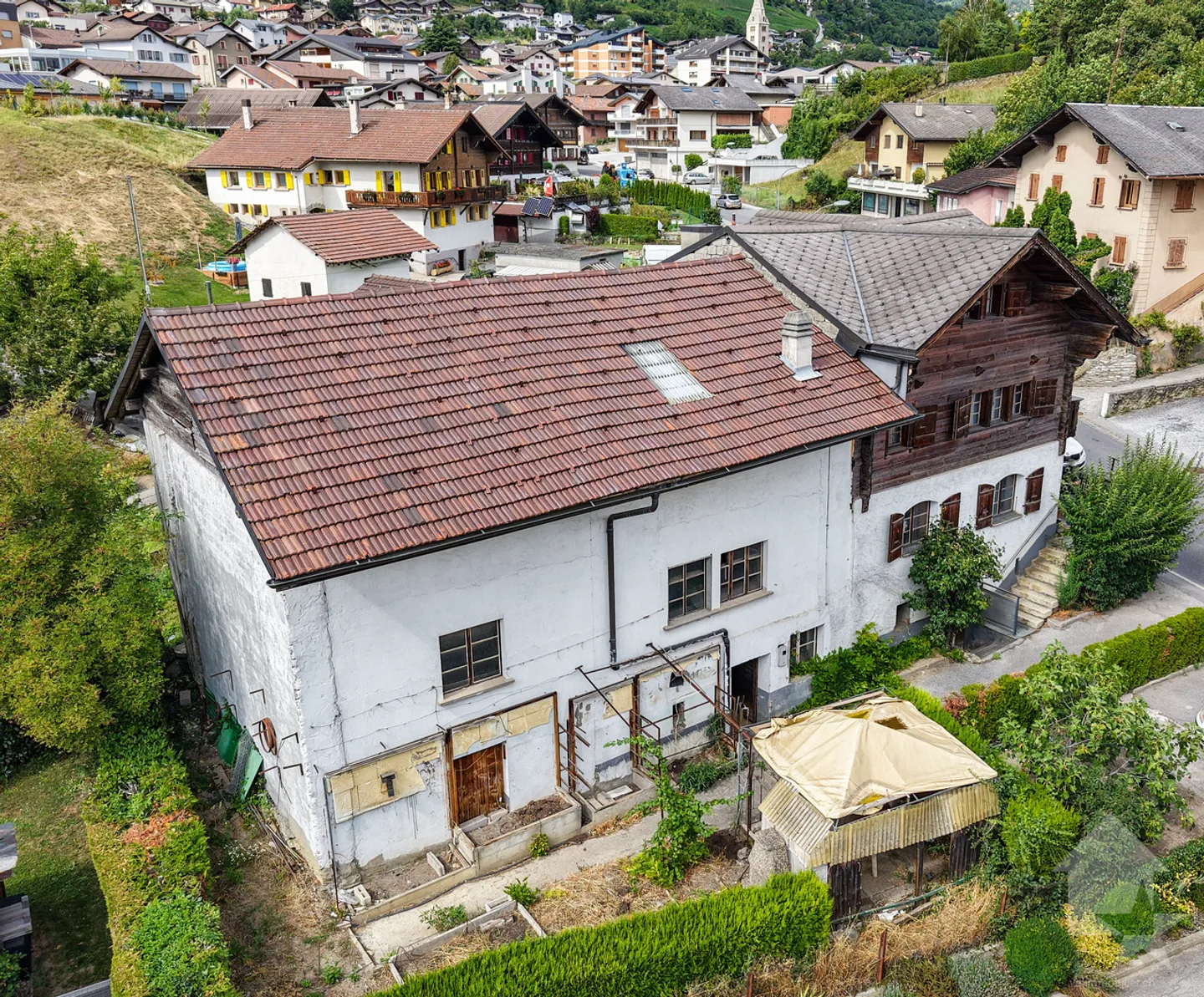 Dorfhaus mit angrenzendem Stall und Garagen - Foto 4 von 13