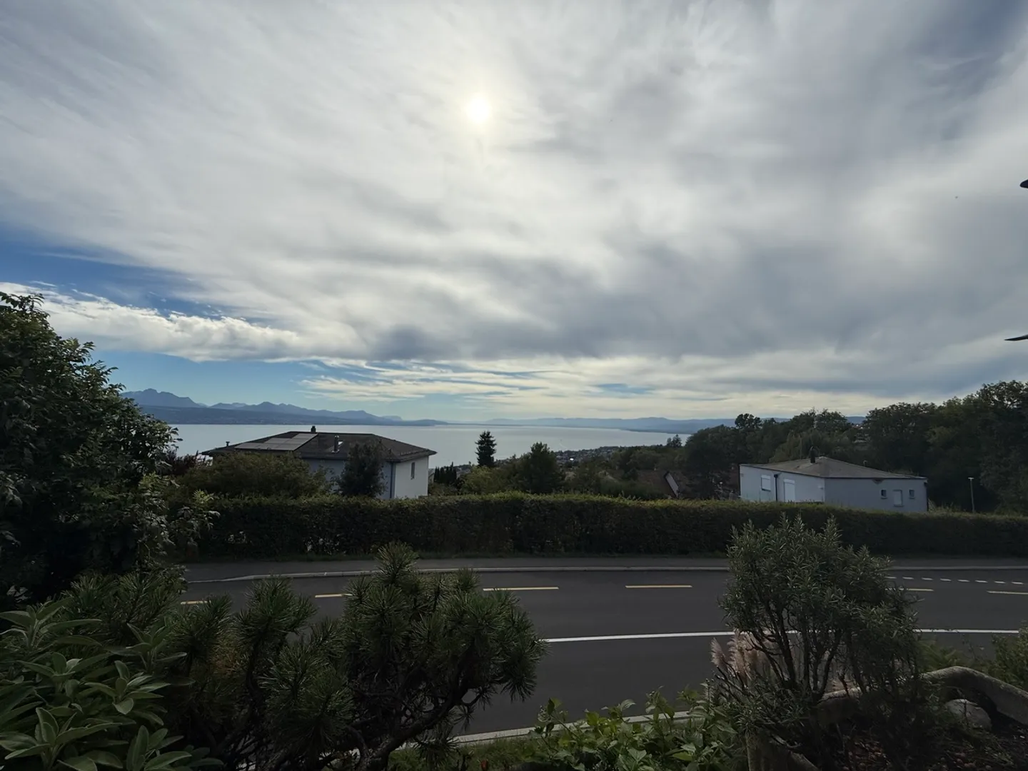 LUTRY - APPARTEMENT D'EXCEPTION AVEC VUE SUR LE LAC ET LES ALPES - Photo 2 sur 10