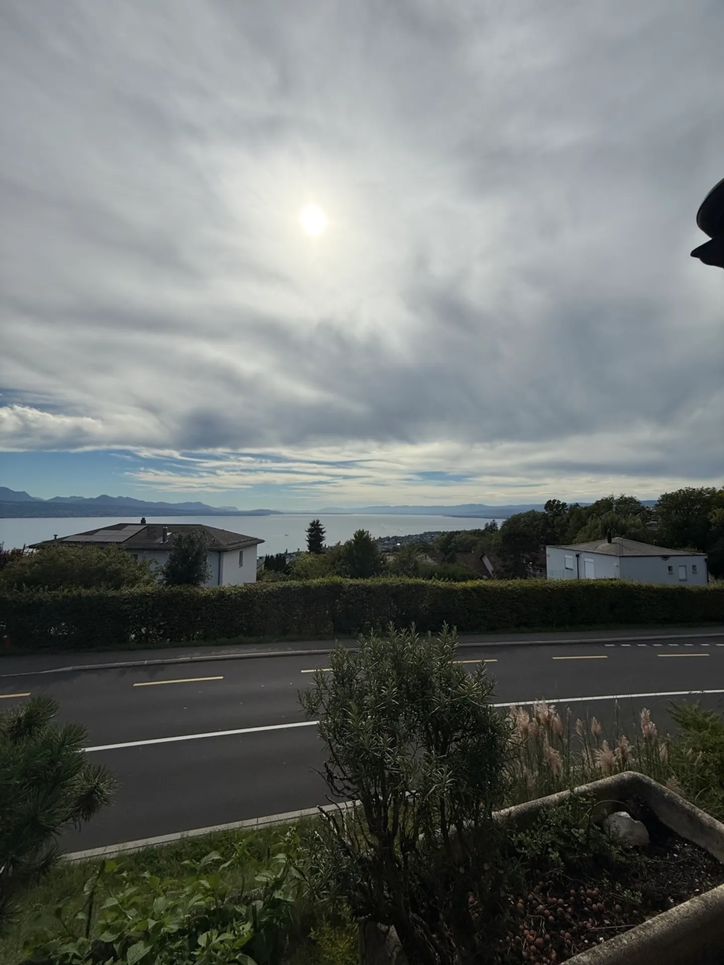 LUTRY - APPARTEMENT D'EXCEPTION AVEC VUE SUR LE LAC ET LES ALPES - Photo 3 sur 10