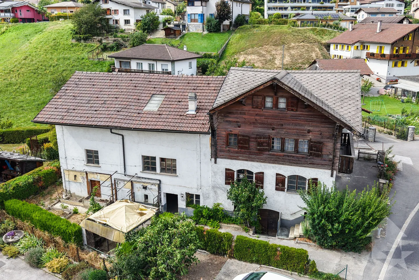 Dorfhaus mit angrenzendem Stall und Garagen - Foto 5 von 13