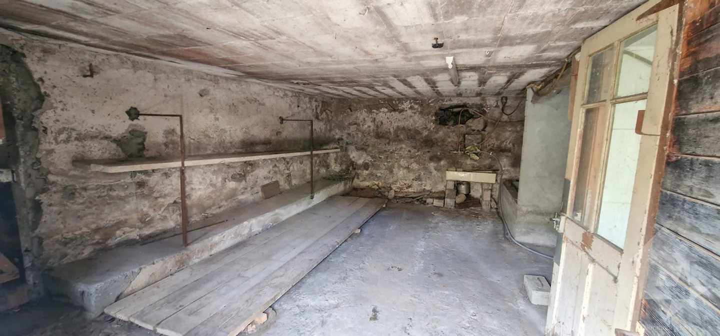Dorfhaus mit angrenzendem Stall und Garagen - Foto 10 von 13
