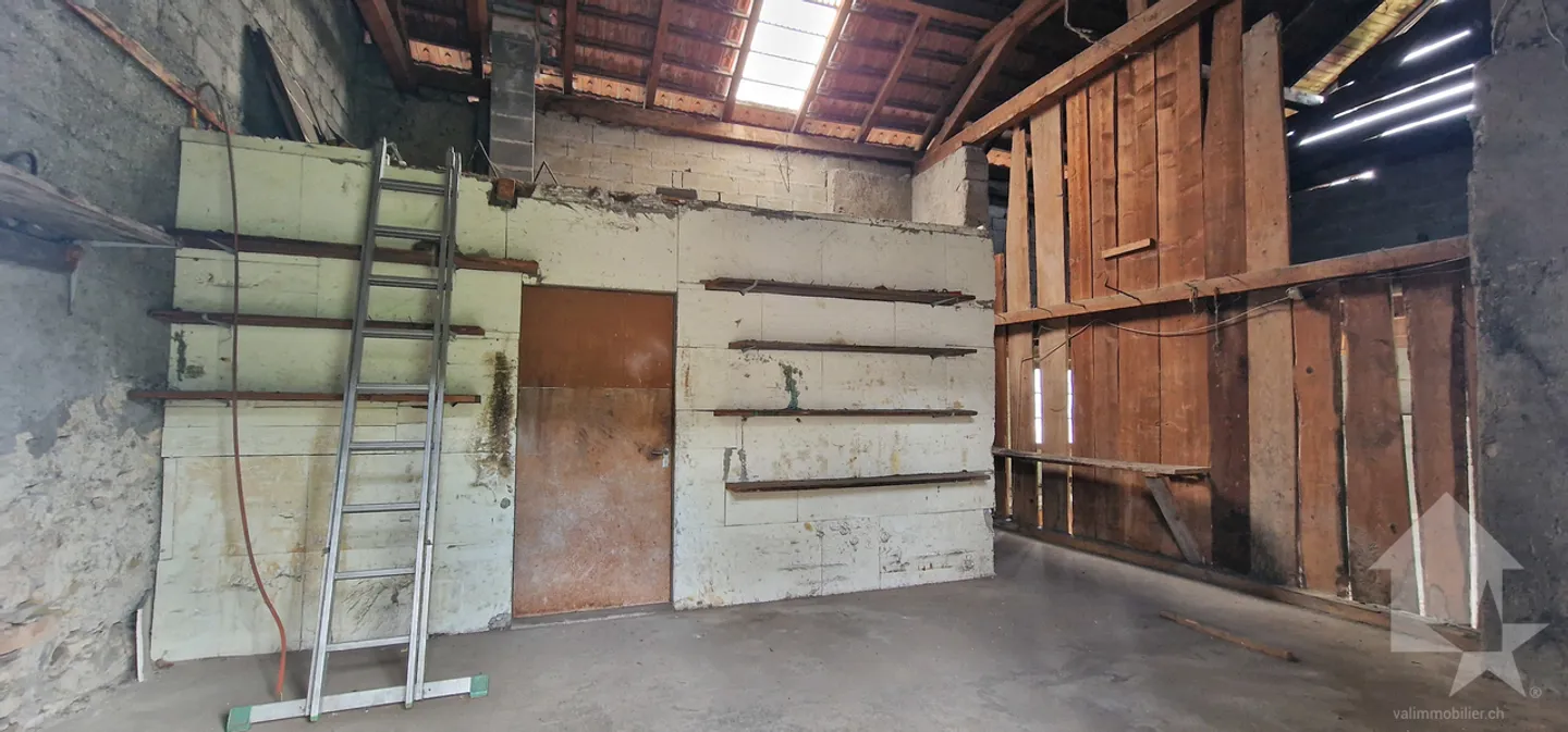 Dorfhaus mit angrenzendem Stall und Garagen - Foto 11 von 13