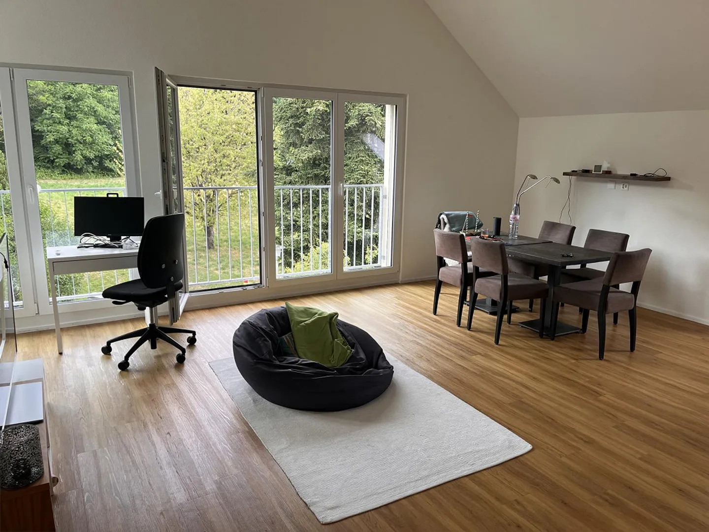 Helle, moderne 2,5 Zimmer-Dachwohnung in Hinteregg zu vermieten - Foto 1 von 4