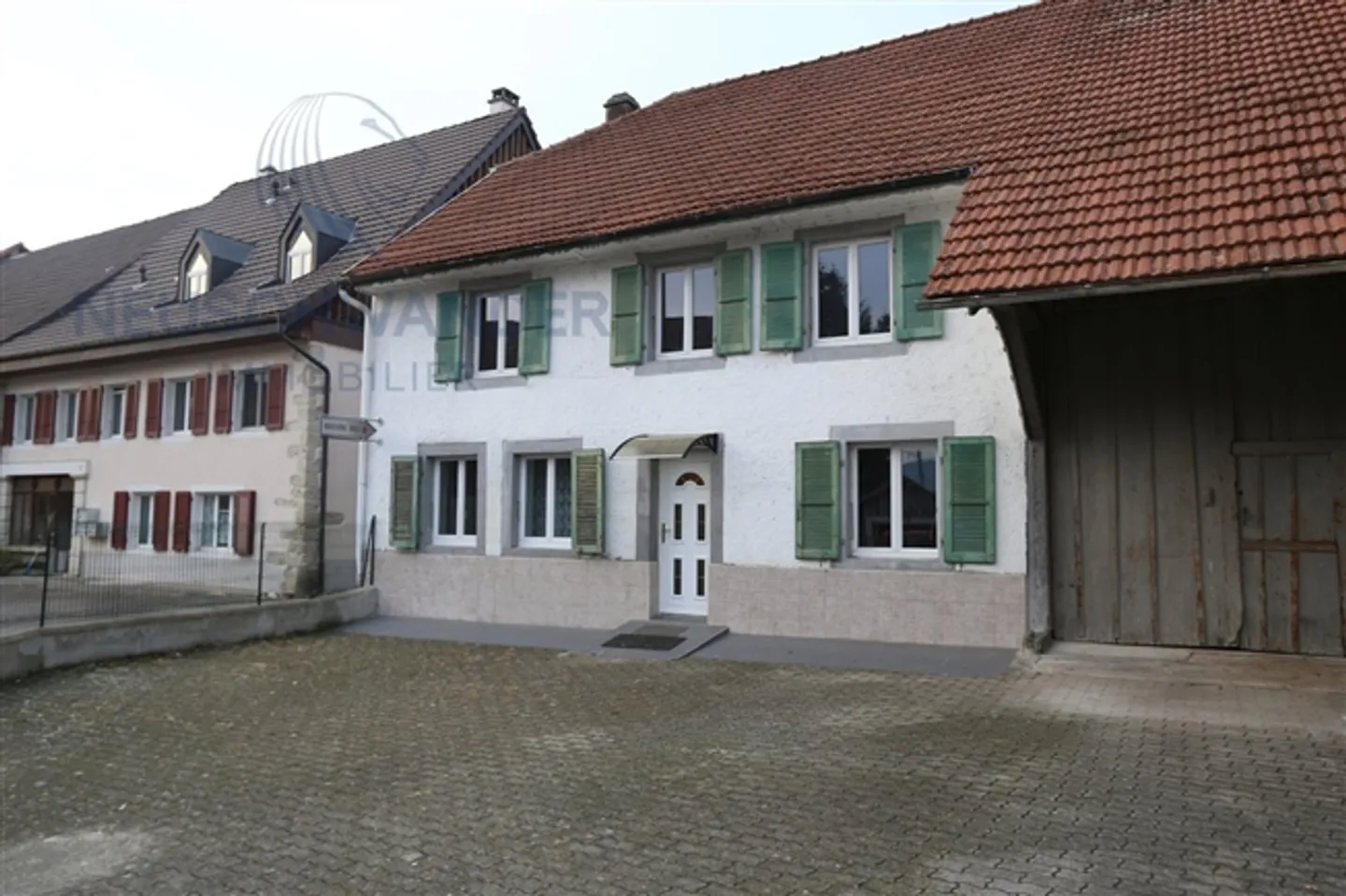 Grande edificio ristrutturato nel centro del villaggio in una zona tranquilla. - Foto 1 di 13