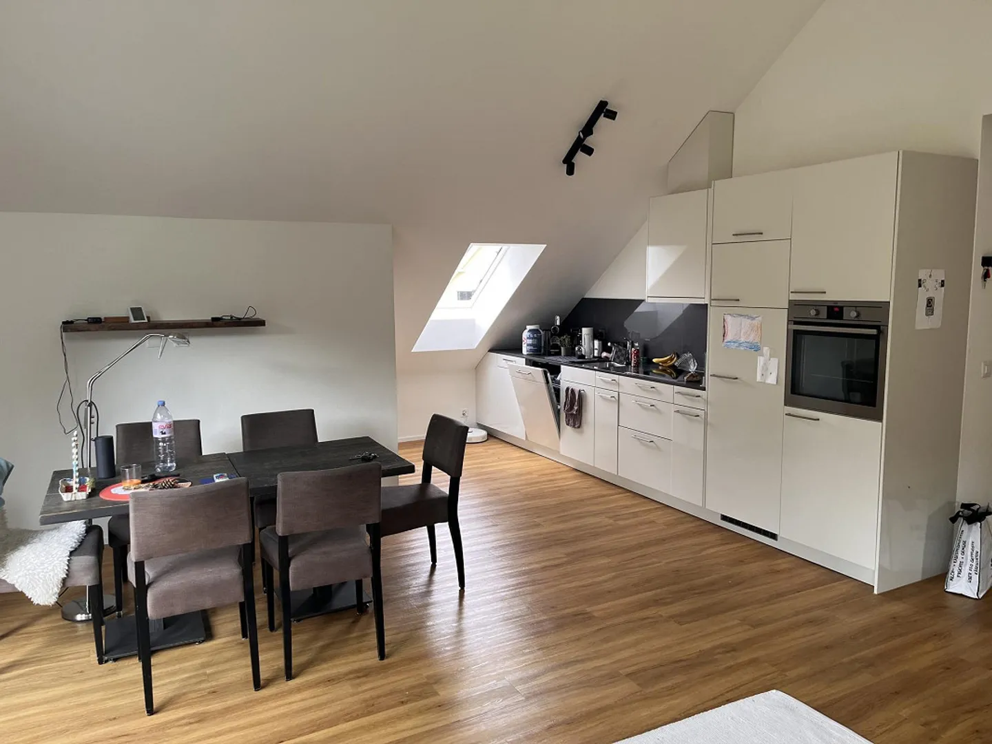 Helle, moderne 2,5 Zimmer-Dachwohnung in Hinteregg zu vermieten - Foto 2 von 4