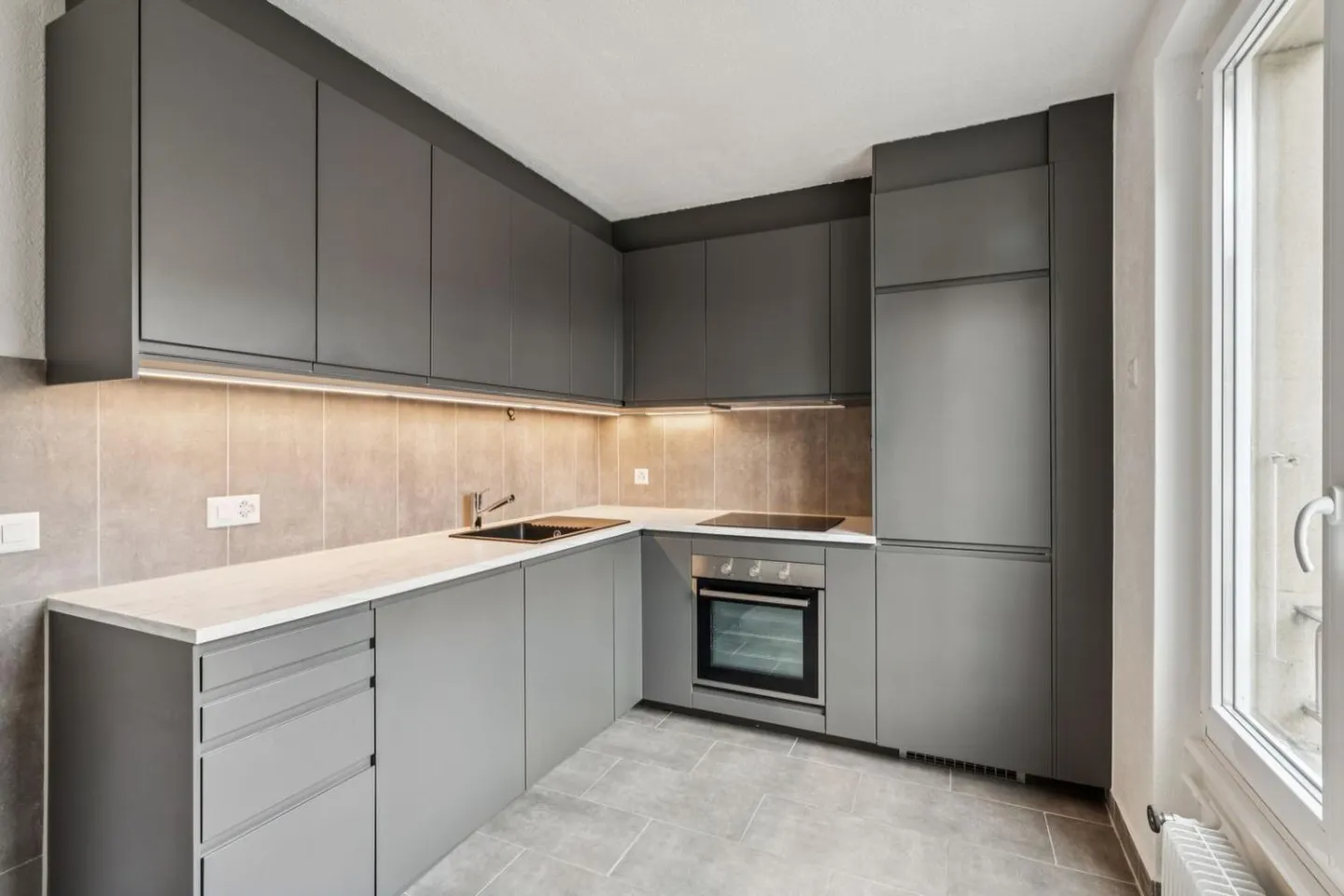 Bright 3.5 room renovated in the heart of the village - Photo 3 of 8