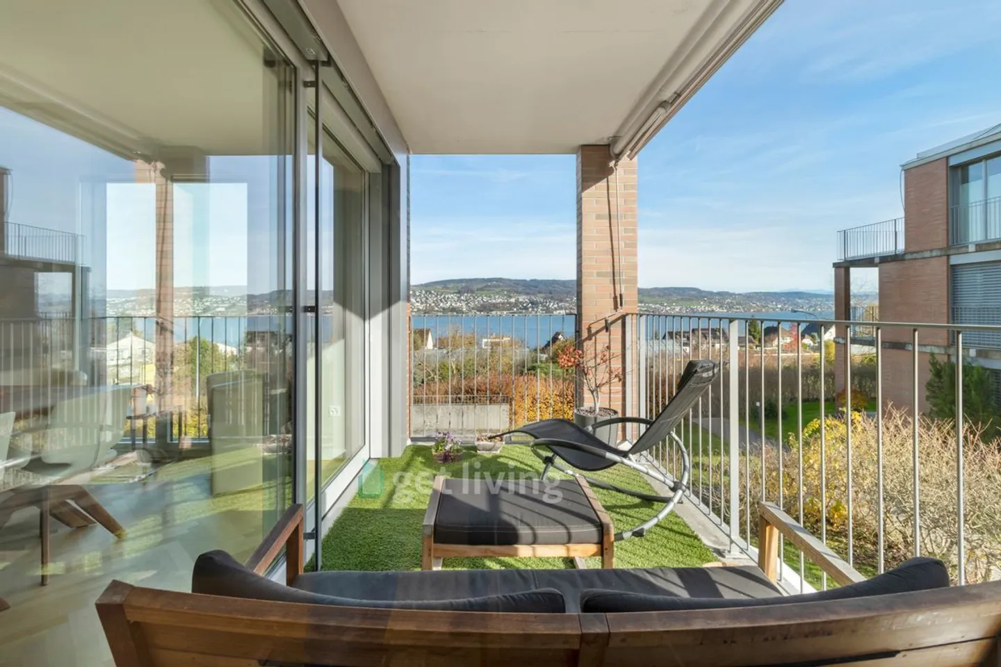 FAMILYFRIENDLY IN A PRIME LOCATION WITH LAKE VIEW - Photo 2 of 13