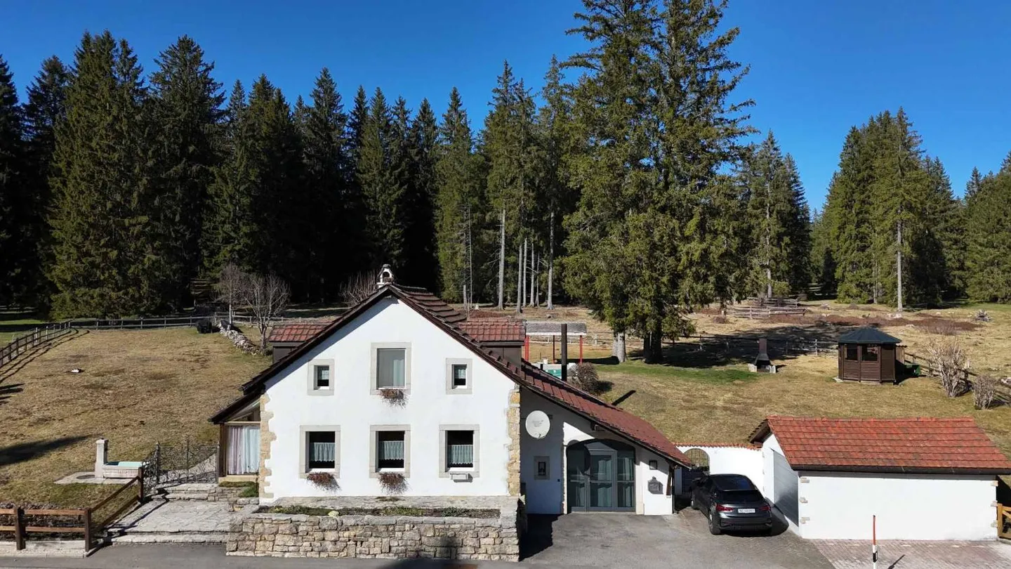 Propriété pleine de caractère à proximité immédiate de l'Étang de la Gruère - Photo 1 sur 13