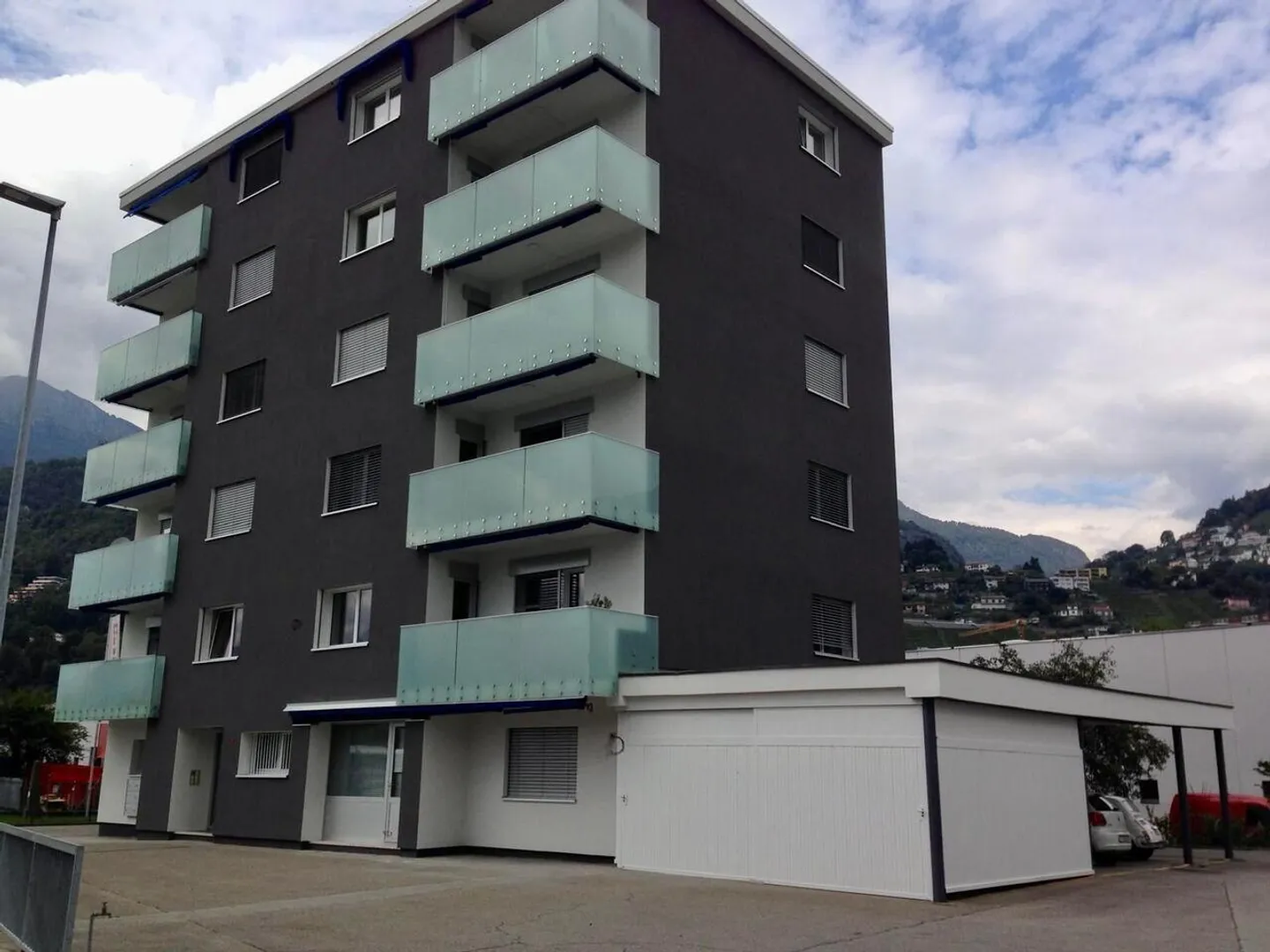 À vendre espace commercial au rez-de-chaussée avec vitrine - Photo 1 sur 2