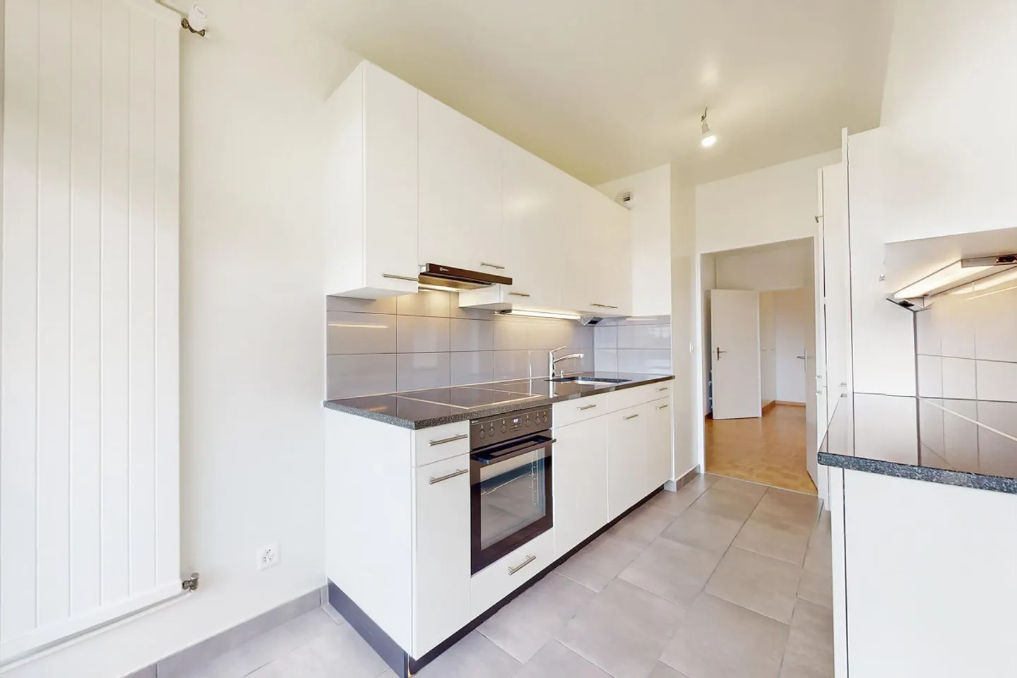 Your new life in a bright apartment - Photo 4 of 10