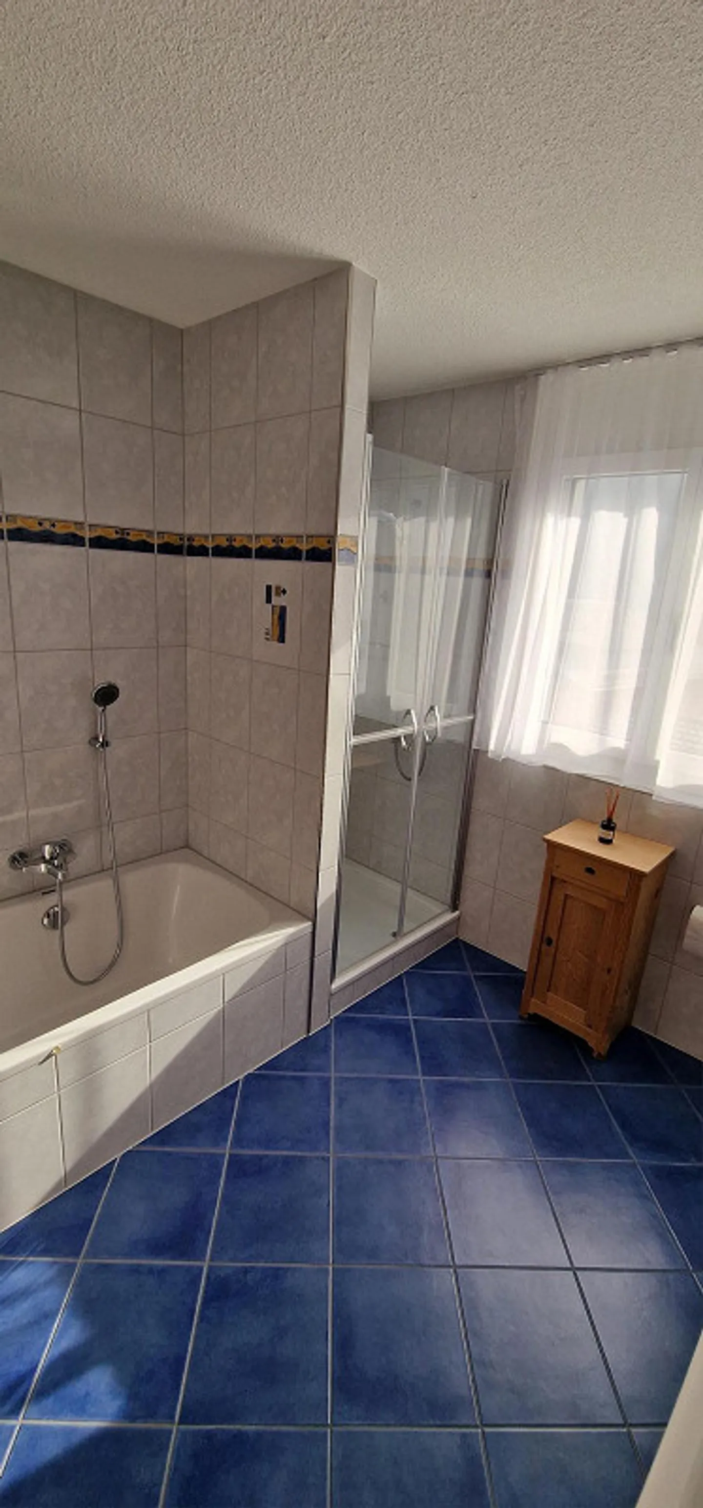Helle grosse schöne 3.5-Zimmer Dachwohnung in 2-Familienhaus zu vermie - Foto 13 di 19