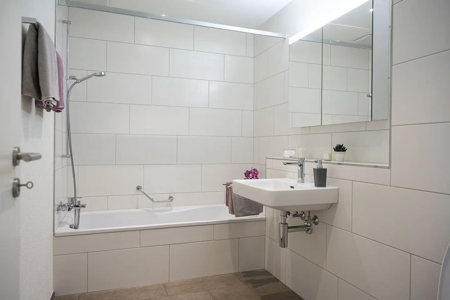 Spacious Apartment in Idyllic Location - Photo 5 of 8