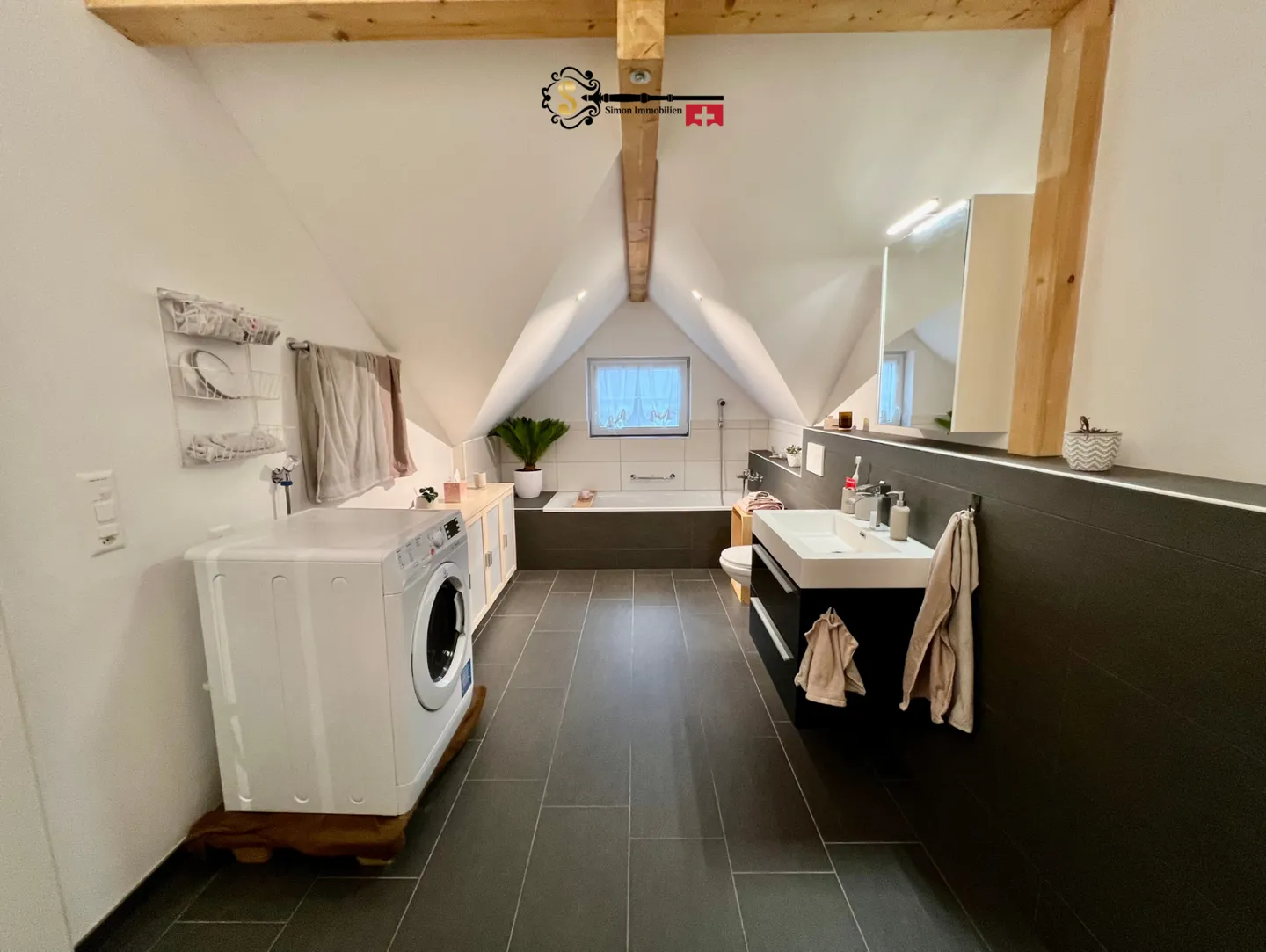 Loft-like living under the roof - Photo 8 of 10