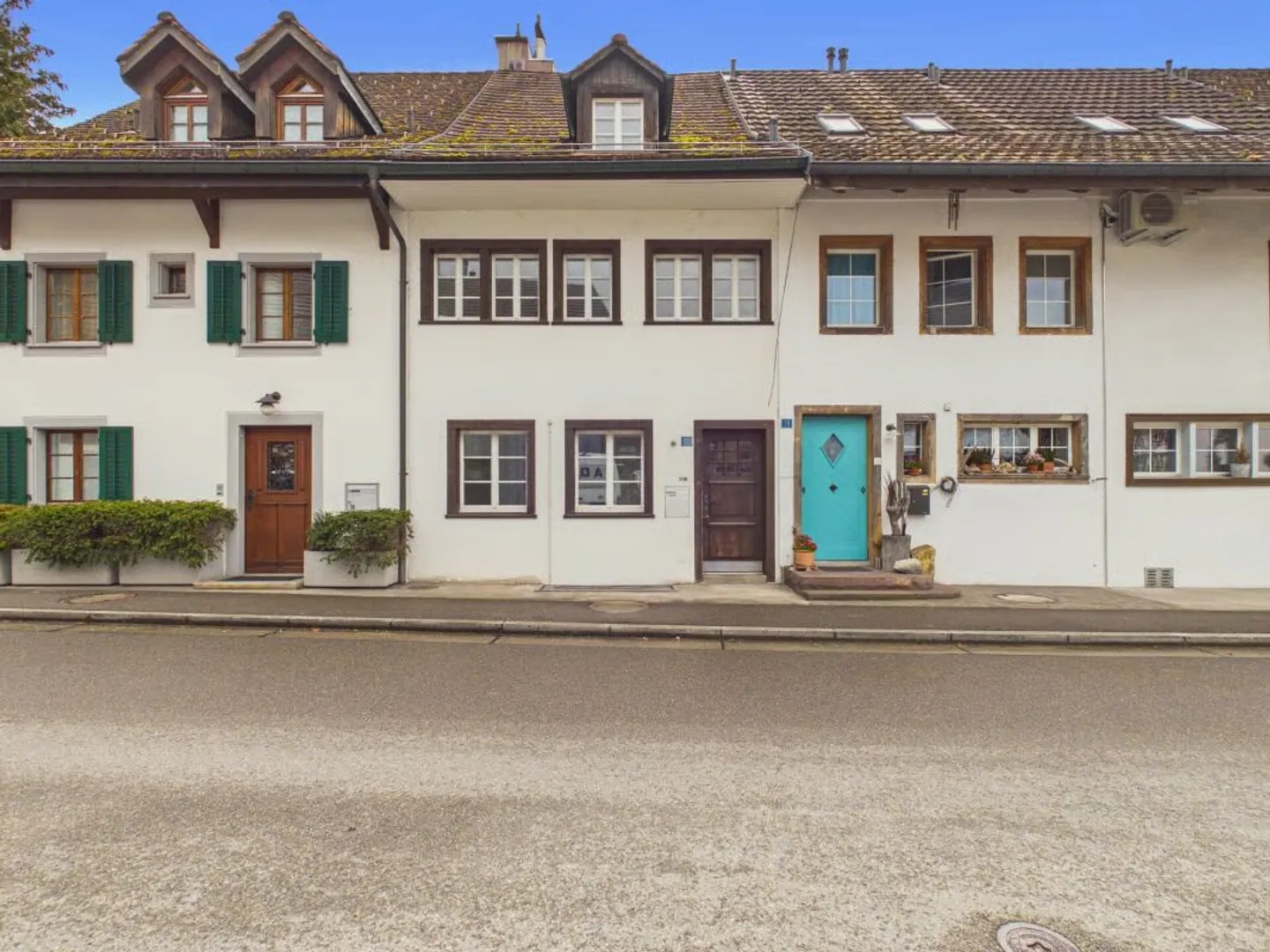 Charming 4.5-Room Townhouse in Historic Surroundings in Mönchaltorf - Photo 3 of 13