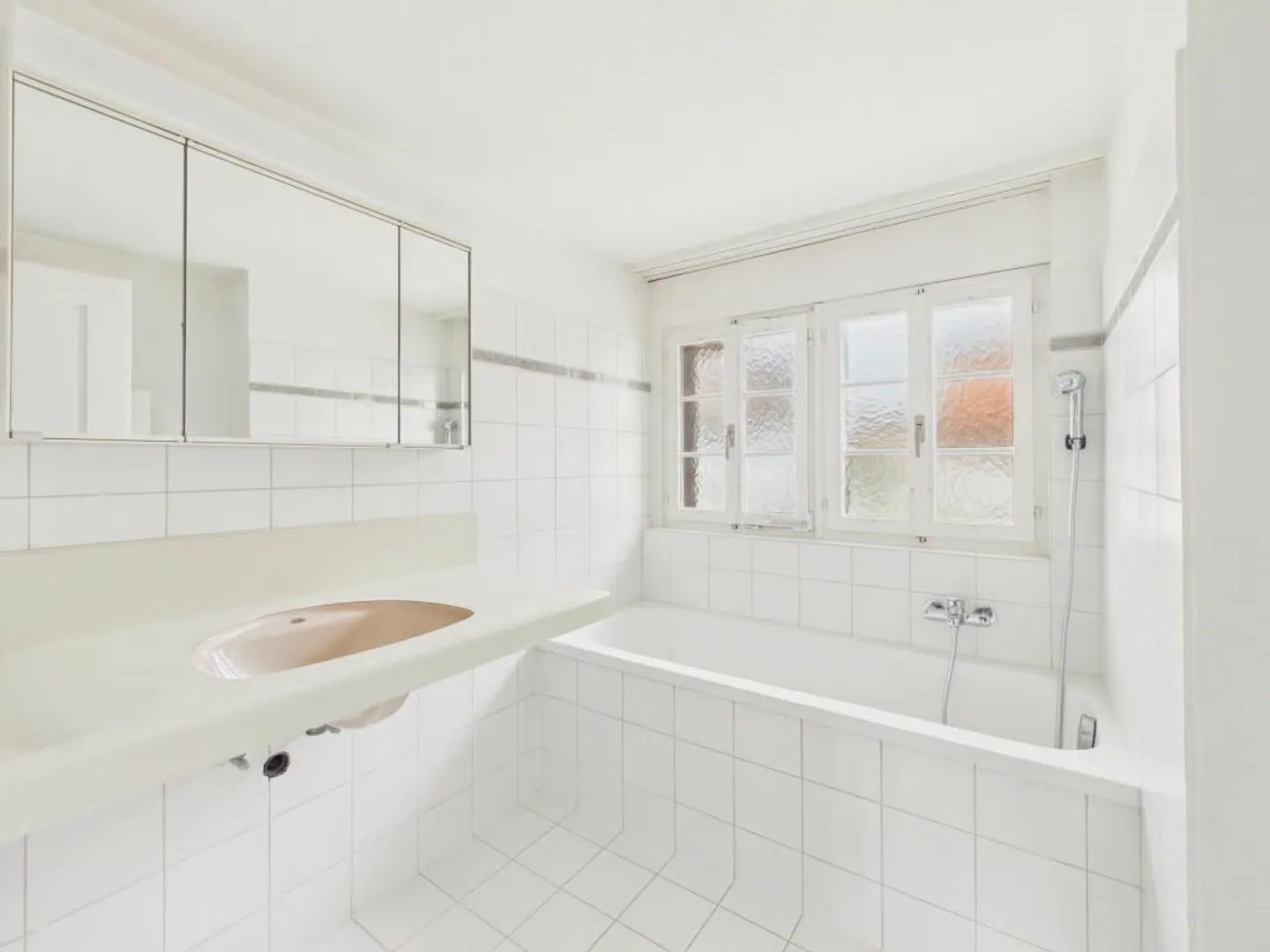 Charming 4.5-Room Townhouse in Historic Surroundings in Mönchaltorf - Photo 7 of 13