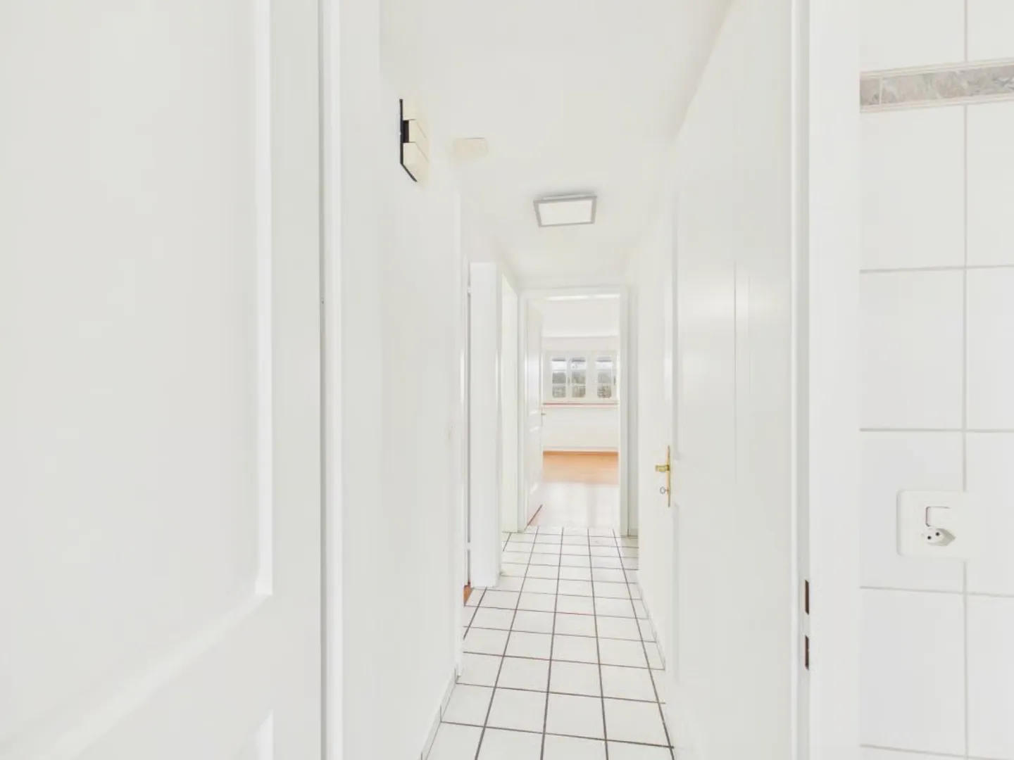 Charming 4.5-Room Townhouse in Historic Surroundings in Mönchaltorf - Photo 8 of 13