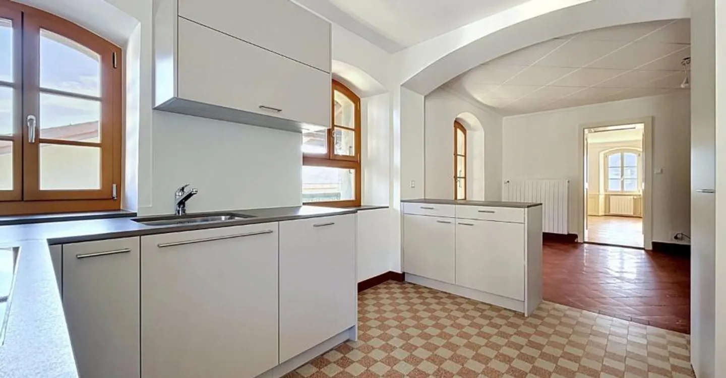 Zu vermieten? Renovierte 4,5 Zimmer von 150 m² mit Garten, Garage und Panoramablick - Foto 2 von 12