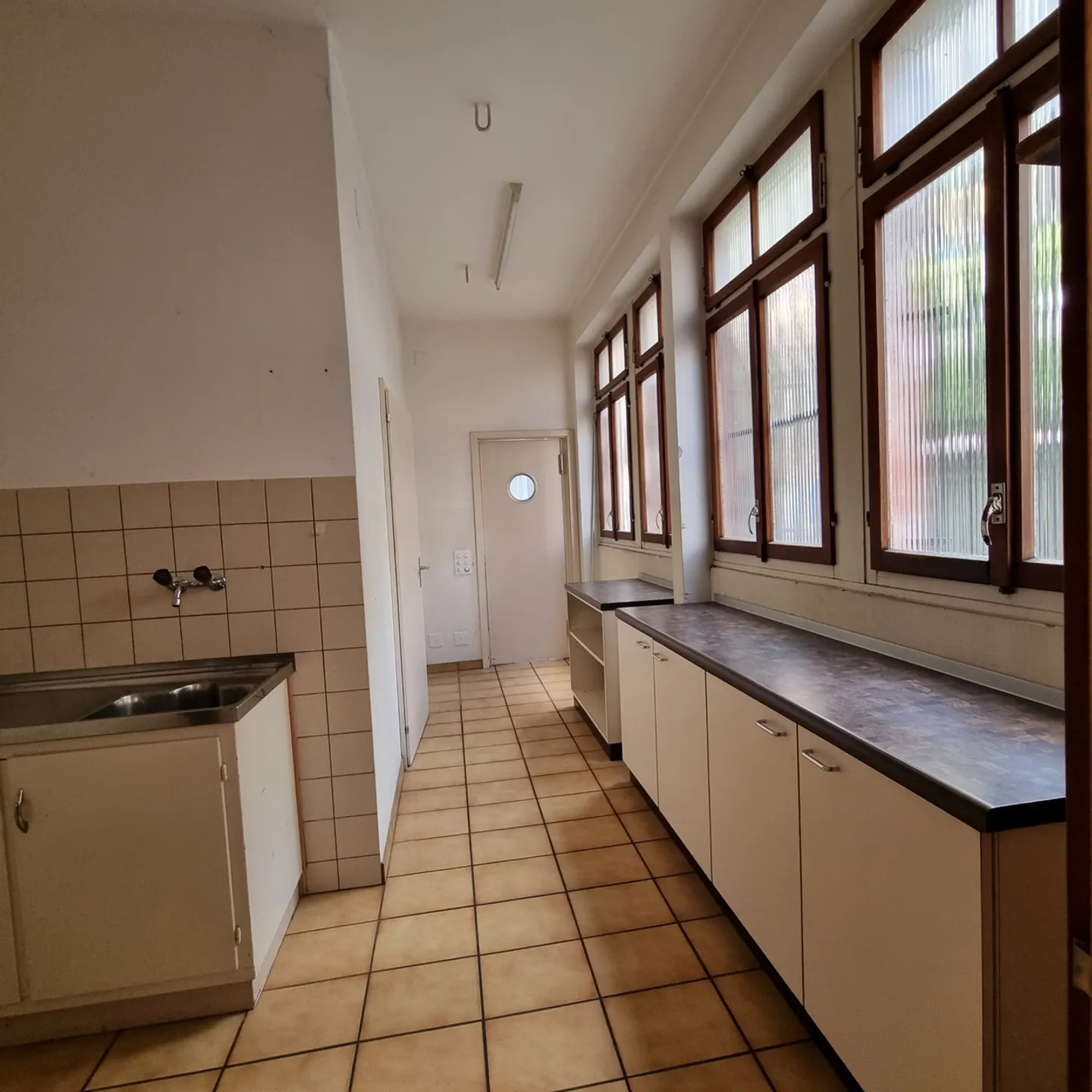 Affittasi spazioso ufficio vista lago - Foto 1 di 8